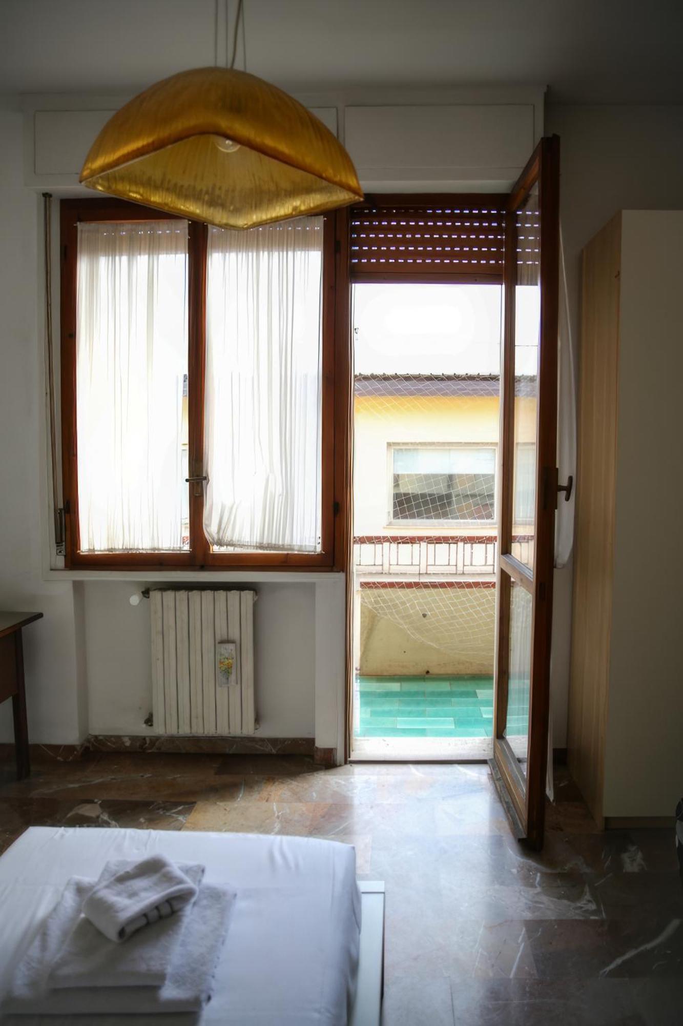 Quaint 2-br Outside Ztl Apartamento *
